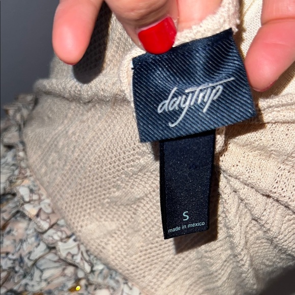 Daytrip Beige Floral Dress‎ Size Small - Picture 3 of 8